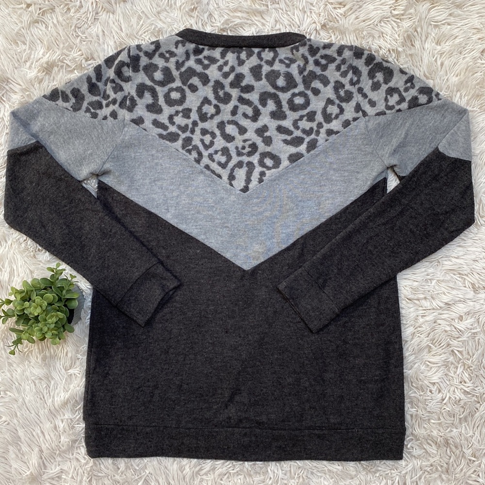 Staccato Color Block Leopard Hacci Top ๐ Gray - Picture 4 of 10